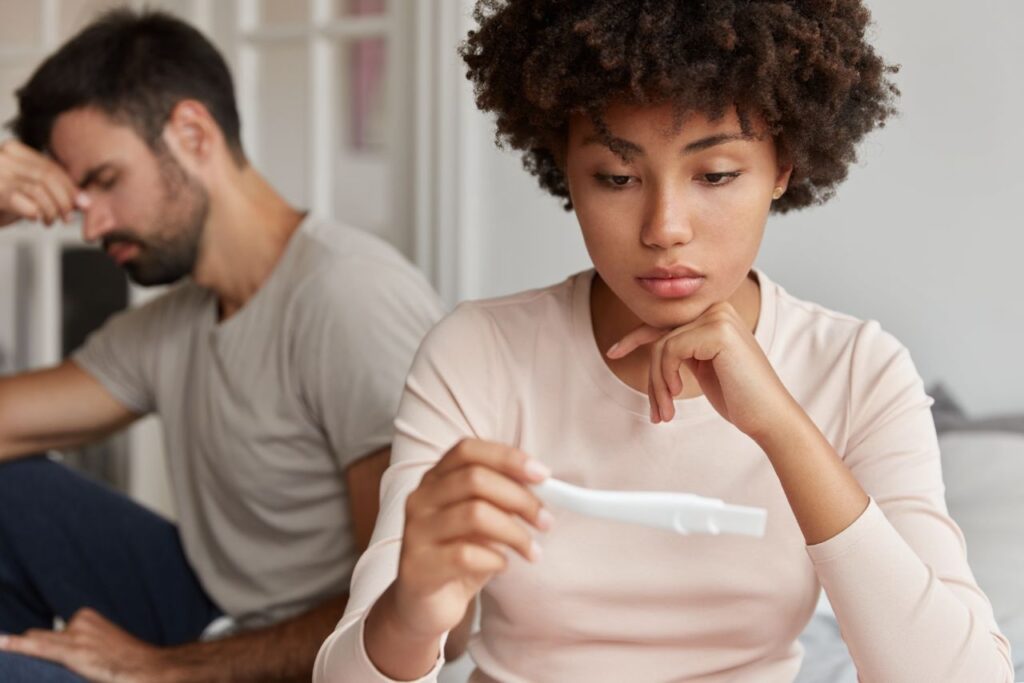 casal na faixa dos 30 anos lidando com a infertilidade